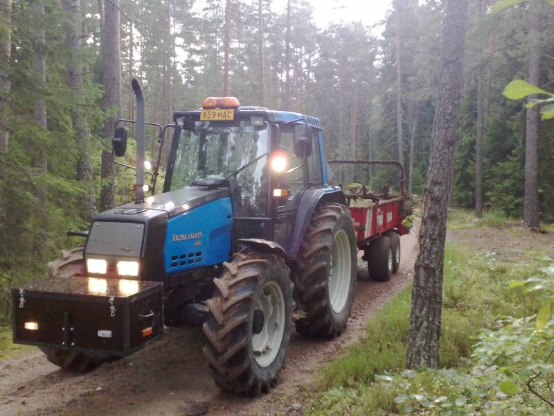 Valtra 6400 ja Ylö 7500 yleiskärryt
Kuivalannan levitystöitä vuonna 2009.
Avainsanat: Valtra Valmet