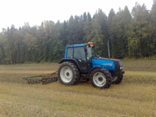 Valtra 6400 ja kronos 
Sänkien muokkausta. Oli maaviellä kova ei oikeen tahtonu lisäpainotettukaa lapiorullaäes maahan
Avainsanat: muokkailua