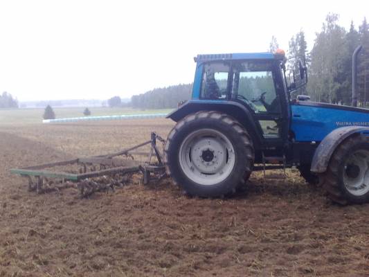 Valtra 6400 ja kronos 
Hiekkamaan toiseenkertaan ajoa tuli ihan hyvä jälki.
Avainsanat: muokkailua