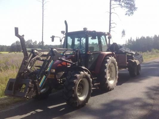 Mattujen haussa.
Piti käydä hakemassa louhijan matot poksautteluja varten oli aikas puntteja tuon kokoiselle koneelle.
Avainsanat: kärräystä