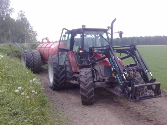 Lietteen ajoa
Lietten käräystä 5m3 vaunulla. Jossain vaihees meinas tulla äitii ikävä kun kärräs. Harvoin saa tehä kylvöi, lietteen ajoa, rehun korjuuta ja ruiskutusta samoina päivinä.
Avainsanat: lietteen ajoa