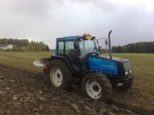 Valtra 6400 ja kvernet
Syksyn ensimmäiset kynnöt, Kyllä on maapehminnyt sateista kummasti muutamassa viikossa.
Avainsanat: kyntelyä