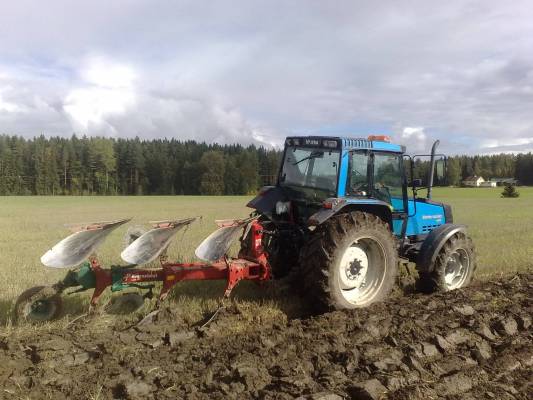 Kyntelyjä
Sit alkaa olee kynnöt tehty.  Koneet talviteloille ja muihin töihin.
Avainsanat: kyntelyä