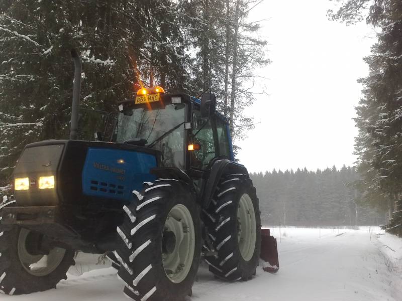 Valtra 6400 ja Esko 240
Lumen aurailua. Näyttää se pienikin traktori isolta. :)
Aurauluista kiinnostuneet voivat katsoa lisää kotisivuiltamme http://koneurakoinnit.nettisivu.org/
Avainsanat: esko, valtra