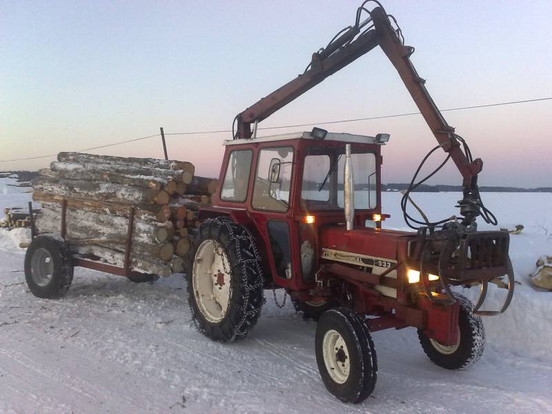 Metsäyhdistelmä
International 533 ja patruunan kuormain. Kärry on mallia oma valmiste
Avainsanat: puidenajoa