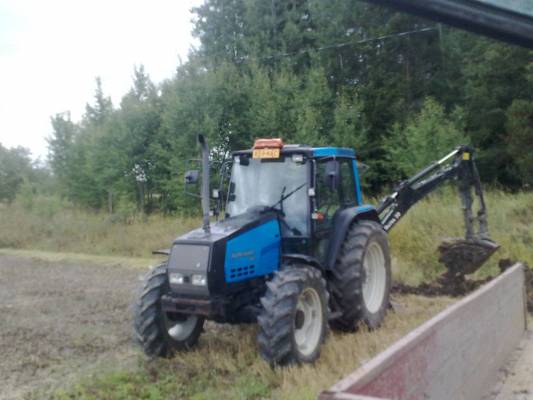 Valtra 6400 ja Valtra 30 kaivuulaite
Ojankaivuun aloittelua.
Avainsanat: valtra 30