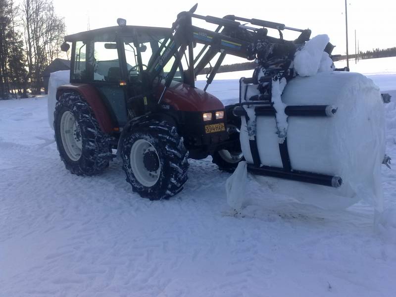 Paalien kantoa
Myytiin pari autokuormaa ylimääräsiä paaleja. Piti kantaa tien varteen autolle valmiiksi kun yhdistelmällä ei pääse perille saakka.
Avainsanat: paalienkantoa