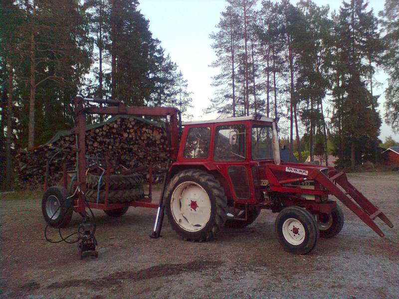 Natikka lähdössä
Siinä odotteli autokeskuksen autoa hakemaan viimeistä kertaa meiltä. Vanha ja uskollinen palvelija lähti koko pakettina mökki käyttöön. Kyllä nyt tulee jo hieman ikävä :(
Avainsanat: International 533