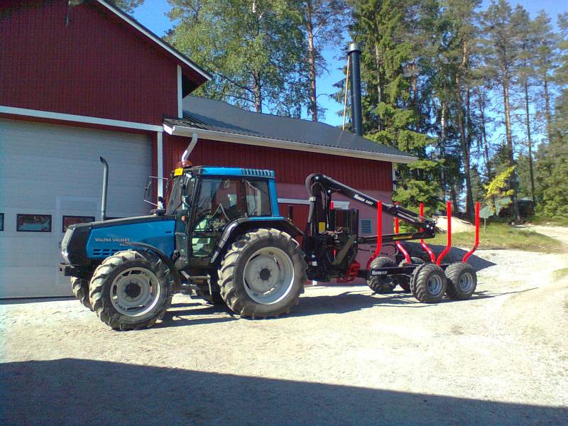 Hakki ja Valmu
Uuden kourakuormain paketin sovittelua perään. Saa nähdä kummonen on mukavalta tuntui ainakin kokeillessa pihalla.
Avainsanat: Hakki