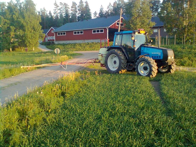 Ruiskuttelua
Valtra Valmet 6400 ja hardin reppuruisku. 
Avainsanat: Ruiskuttelua