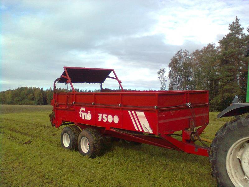 Ylö 7500
Tehtiin vanhoihin ylöihin korkelaitaa ja hydraulinen takalauta kuivanlannan ajoavarten.
Avainsanat: ylö7500