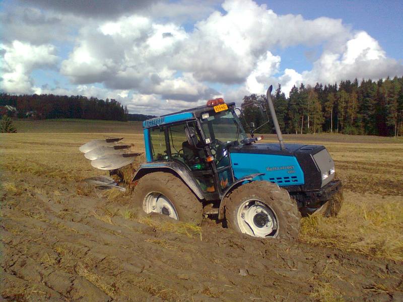 Istahti
Kyl se menee, kyl se menee ja sit loppu peliaika kesken ja siihen jäätiin.
Keywords: kyntöä