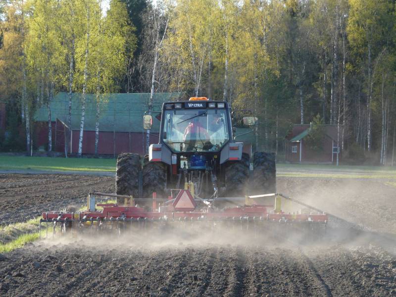 Äestelyä
Valtra Valmet 6400 ja tume Nordic 5006 äestelemässä kyntöpeltoa.
Avainsanat: äestelyä