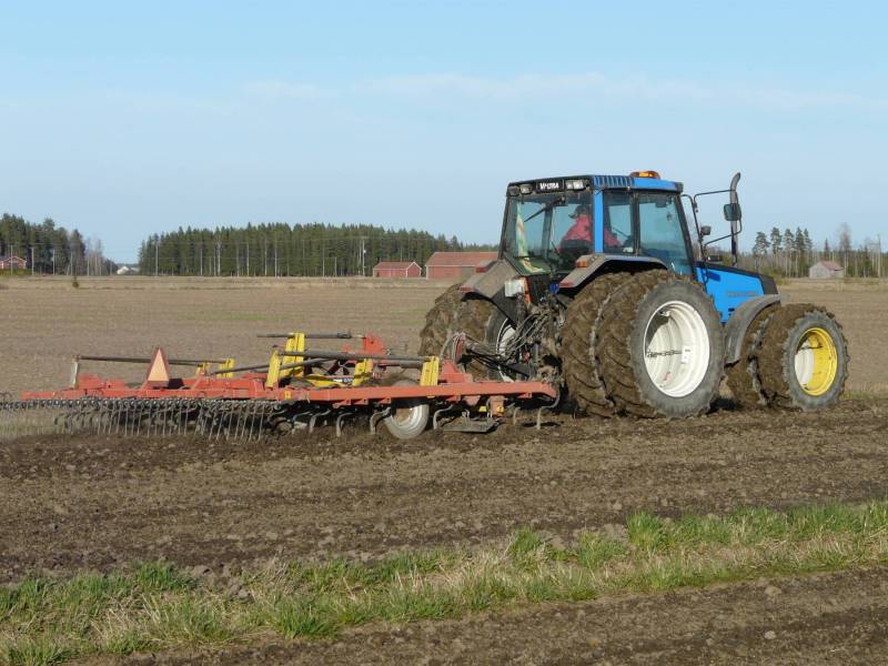 Lietteen multausta
Valtra Valmet 6400 ja tume 5006 Nordic. 
Vähän oli tuoretta liete viellä kun nappas renkaaseen kiinni
Avainsanat: Multausta