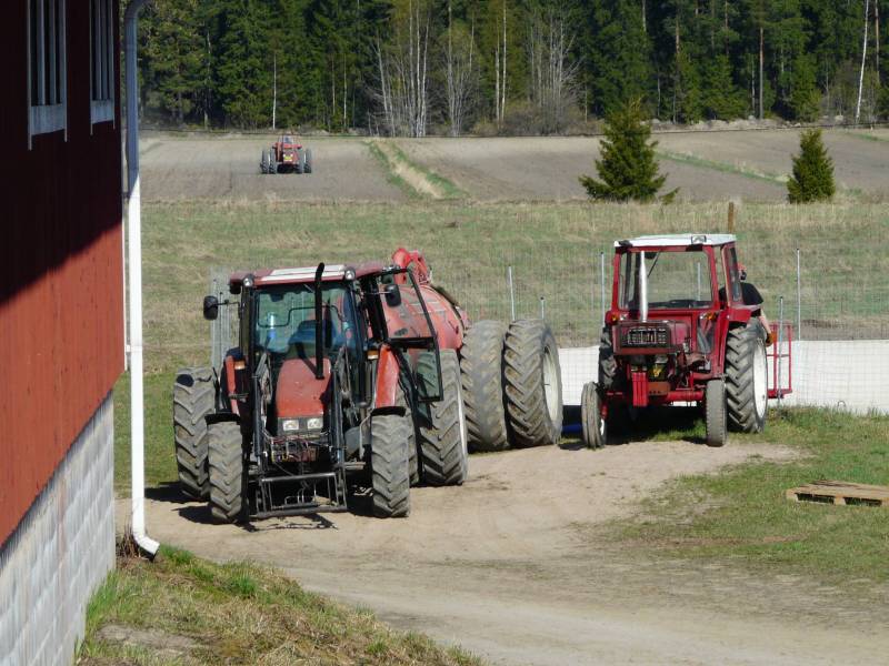 Lietevaunun täyttöä
Koitettiin syksyllä täyttää imupainevaunua lietepumpulla. Hyvinhän se onnistui ja nyt ajettiin kaikki pumpulla kärryyn, rupes p****n ajokin luonnistaa kun ei tarvinnu odottaa varttia että pieni vaunu on täynnä.
Avainsanat: pumppausta