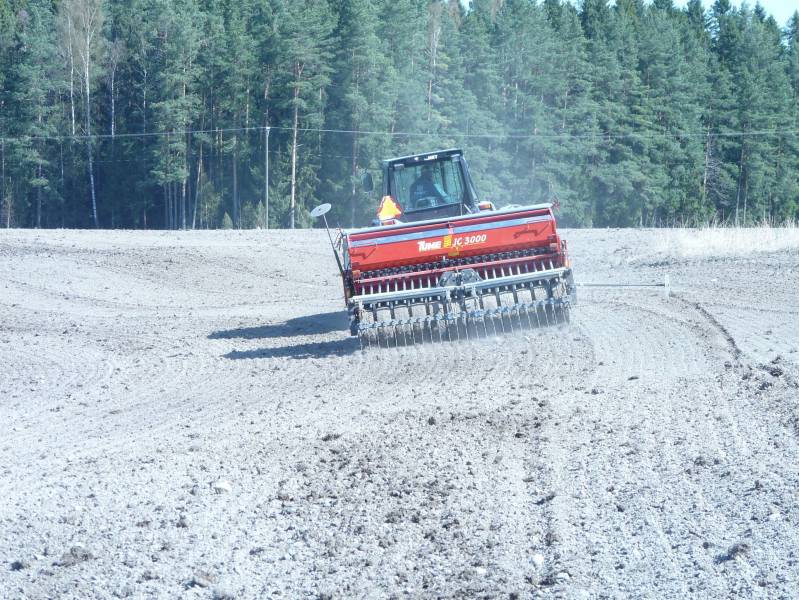 Kylvöä
Valmet 465 ja tume
Avainsanat: kylvöä