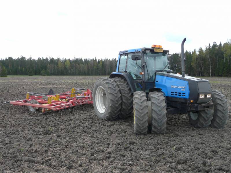 Äestelyä
Valtra Valmet 6400 ja Tume nordic 5006
Avainsanat: äestelyä