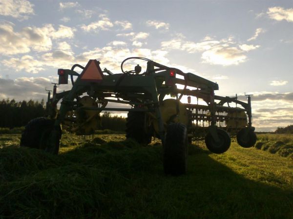 Topissa karhottamista
Valtra Valmet 6800 ja Elho Twin 750
Avainsanat: valtra valmet elho karhottaminen