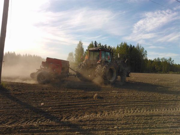 Kylvöjä 2013
Valtra 900 ja Junkkari Simulta 2500kh
Avainsanat: Valtra 900 junkkari simulta