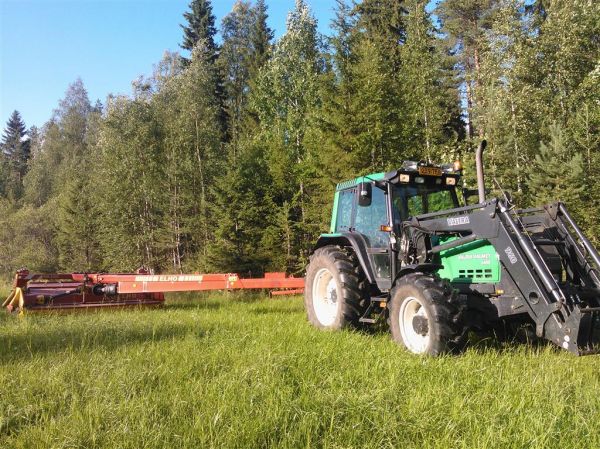 Toisensadon korjuuta 2013
Valtra Valmet 6400 ja Elho HNM 320c
Avainsanat: valtra valmet 6400 elho