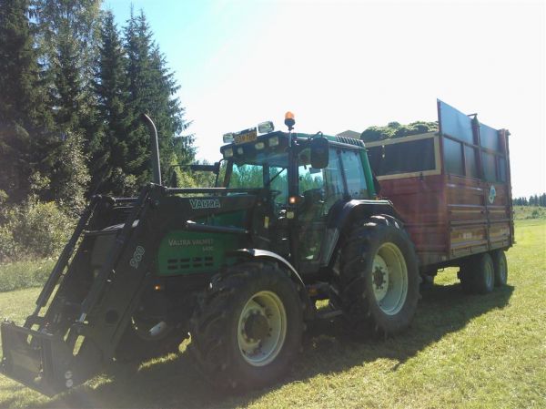 Toisensadon korjuuta 2013
Valtra Valmet 6400 ja Tuhti 120
Avainsanat: Valtra Valmet 6400 tuhti