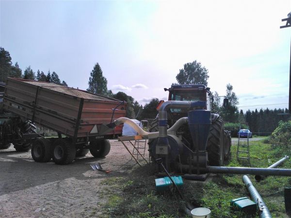 Puinteja 2013
Kuorman purkua, Valtra Valmet 6400 ja velsa 85, Valtra 900 ja lietso
Avainsanat: Valtra Valmet 6400 900 lietso