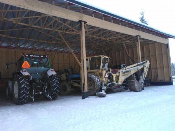 Uusi halli
Valtra Valmet 6400 ja Vammas kersantti uudessa hallissa
Avainsanat: Valtra Valmet 6400 Vammas kersantti