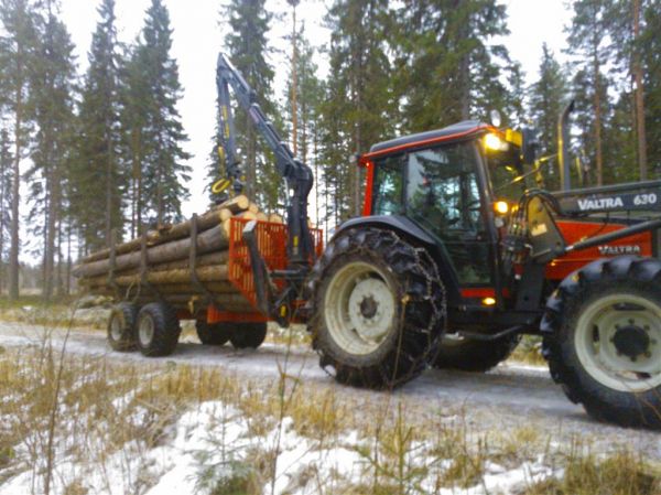 Tuulen kaatojen ajoa
Valtra 900 ja Farmi Forest
Avainsanat: Valtra 900 Farmi Forest