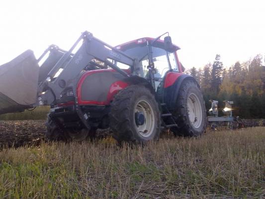 Valtra ja 4x14 överum
viimesiä omien peltojen kyntöjä
Avainsanat: Överum