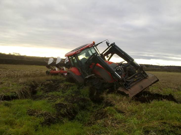 Valtra T160 ja Kvederland
Ei tästä ole enää vaaraa traktorille,''plups'' voi ........ . Ei siinä kyl ehtinny kissaa sanoa
Avainsanat: Valtra