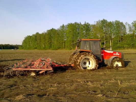 Valmet 905 ja potilan äes
Oli märkää joen varren multa maalla
Avainsanat: valme