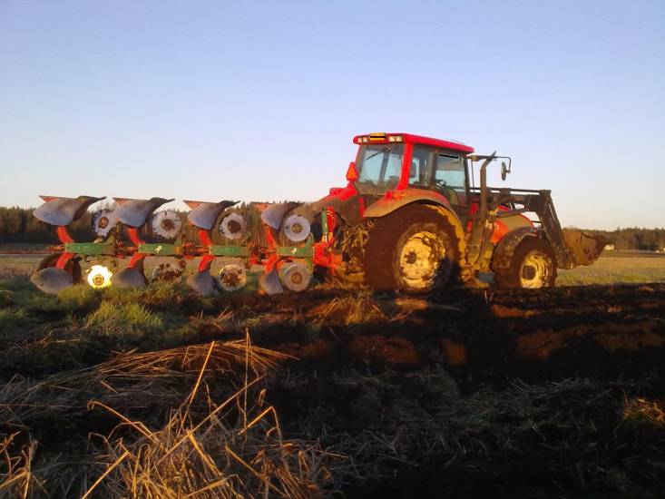 Valtra T160 ja 4x16 Kvederland
Ilta auringon sarastaessa
Avainsanat: Valtra