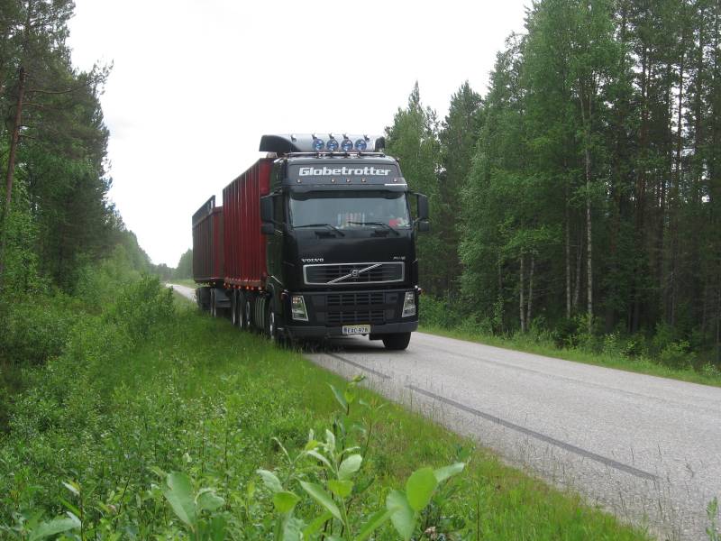 Volvo fh12
Kävi hakemassa autoja pois:)
