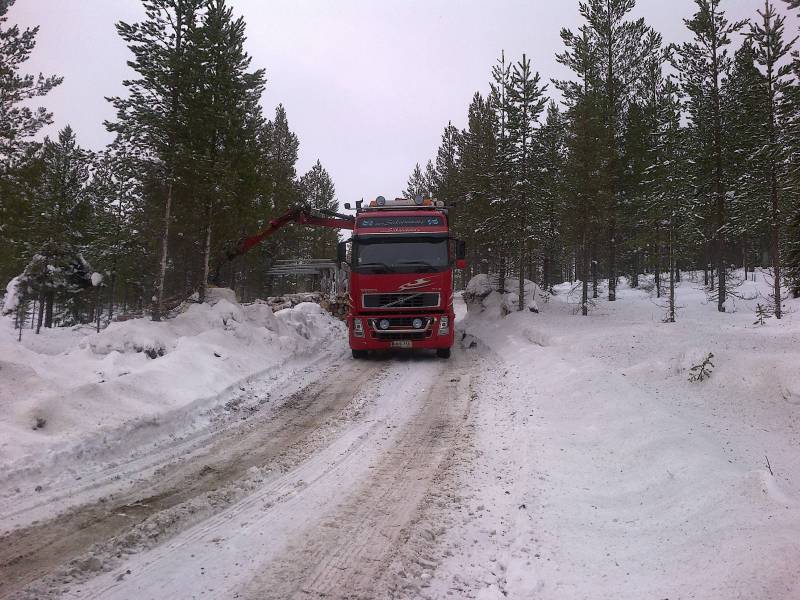 Kärry rasvausasentoon
Oli pillarilla puskettu talvitie ojan päälle. Kärryhän ei tästä tykännyt. Ei näy kuvassa, mutta auton takana mutka joka kaartaa vasemmalle, hieman sivuviltto paikka. Nollassa ilma. Kärry lähti liitämään sivuttain jolloin tökkäsi ojanpenkkaan ja siitä keikahti.
Avainsanat: kärry kenollaan