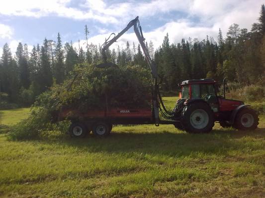 Valtra 900, Patu 597 & Velsa 85
Pellon reunan raivuuta.
Avainsanat: valtra 900