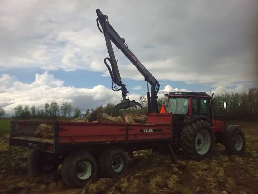 Valtra 900, Patu 597 & Velsa 85
Kivienkeruu pellolta kevät 2010
Avainsanat: valtra 900 velsa