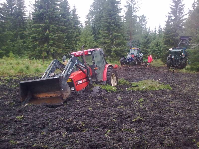 Maan vetovoima yllätti Zetorin
Kylänmiehen Zetor upahti hetteeseen, vetämässä meidän Valtra 900 ja naapurin Valtra Valmet 6400
