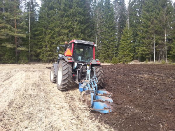 Kevätkyntöä 2014
Valtra A93 & 3X16 Fiskarssit
Avainsanat: Valtra A93 2014 Kyntö