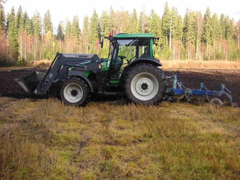 Kyntöä 2011
Valtra A95 ja 3x16 Fiskarssit
Avainsanat: Valtra A95 Kyntö