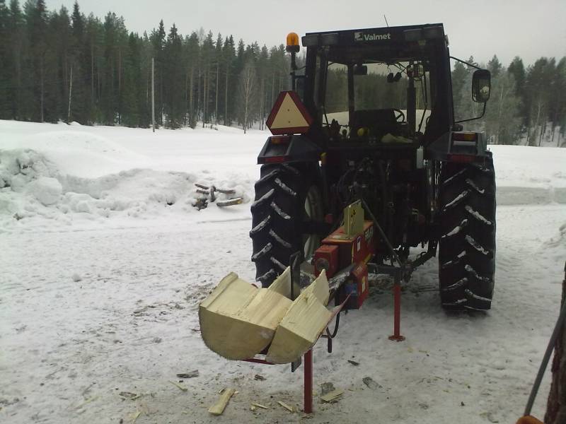 Valmet 455 ja Palax Logsplit 60
Puiden halkomista
Avainsanat: Valmet 455 Palax 60