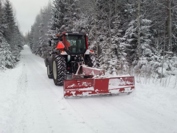 Valtra A93 & VM 250J
Metsätielle pohjia auraamassa.
Avainsanat: Valtra A93 VM Lana 2014 Talvi