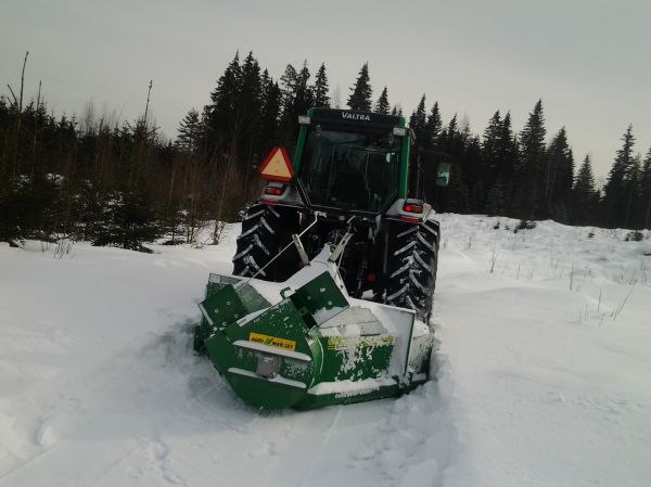 Metsäautotietä avaamassa
Valtra A95 & AT-231
Avainsanat: valtra a95 lumi talvi