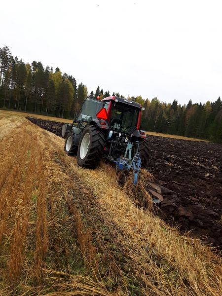 Kyntöä 2017
Valtra A93 & 3x16 Fiskarssit
Avainsanat: Valtra A93 Kyntöä Fiskars Syksy 2017