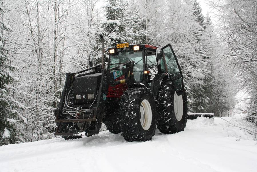 auraus hommia
piti käyrä koittamas uurella 8200 auraamista. viäku se lumikauha tulis niin sitte olis kunnon lumikones.
Avainsanat: valmet 8200