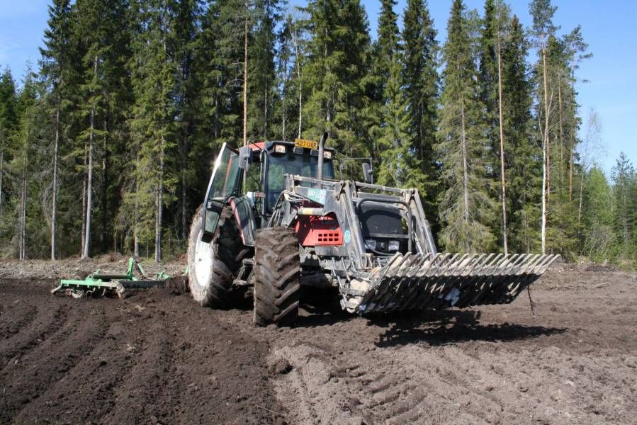 Valmetti ja omavalmiste
Raiviooren tasaamista. Passeli värkki tuo 3,60 leviä äjes nuolle raivioolle. Hyvä täyttää notkoja, eikä haittaa vaikka joku piikki katkiaas.
Avainsanat: Valmet