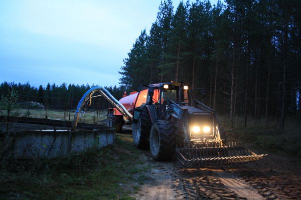 Lietteen ajoa
Vuoden viimmesiä ajoja. Valmetti ja 14 motin matti. Näppärä värkki tuo pumppukuormaaja. 
Avainsanat: Valmet Matti