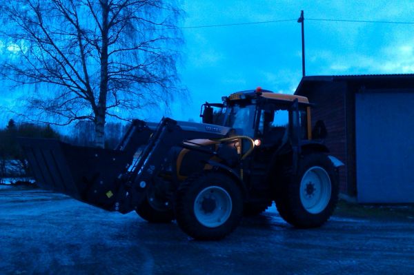 Valtra a93h ja fmg hiekoituskauha
