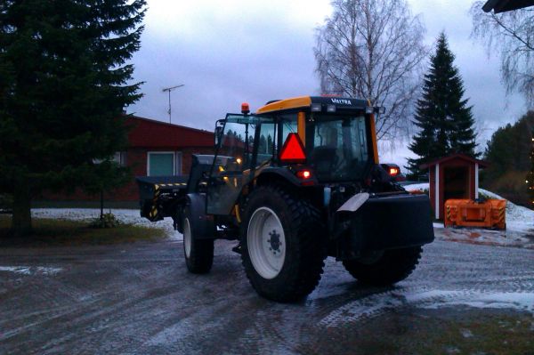 Valtra a93h ja fmg hiekoituskauha 
