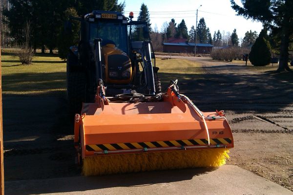 Harjan testausta
Valtra a93h ja fmg kauhaharja 220
