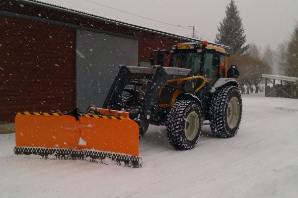 Tänä aamuna auraamassa
Valtra a93h ja fmg nivelaura 240
